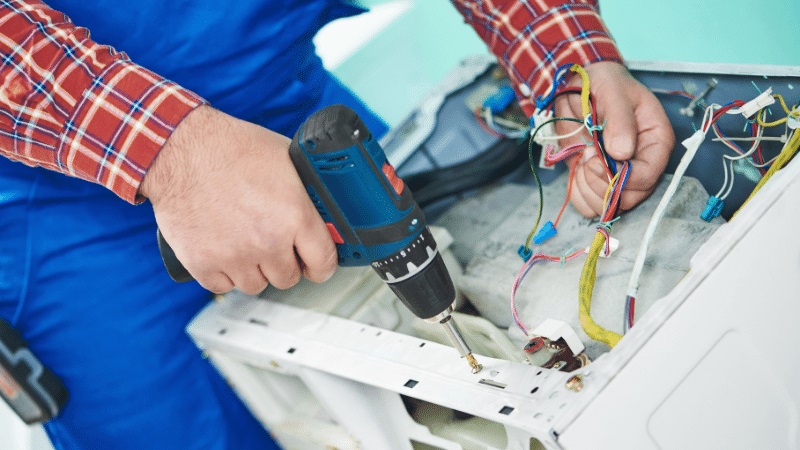 Beylikdüzü Ariston Ariston çamaşır makinesi kart tamiri – Su almama arızası orijinal parça ile giderildi. - Teknik servis örneği
